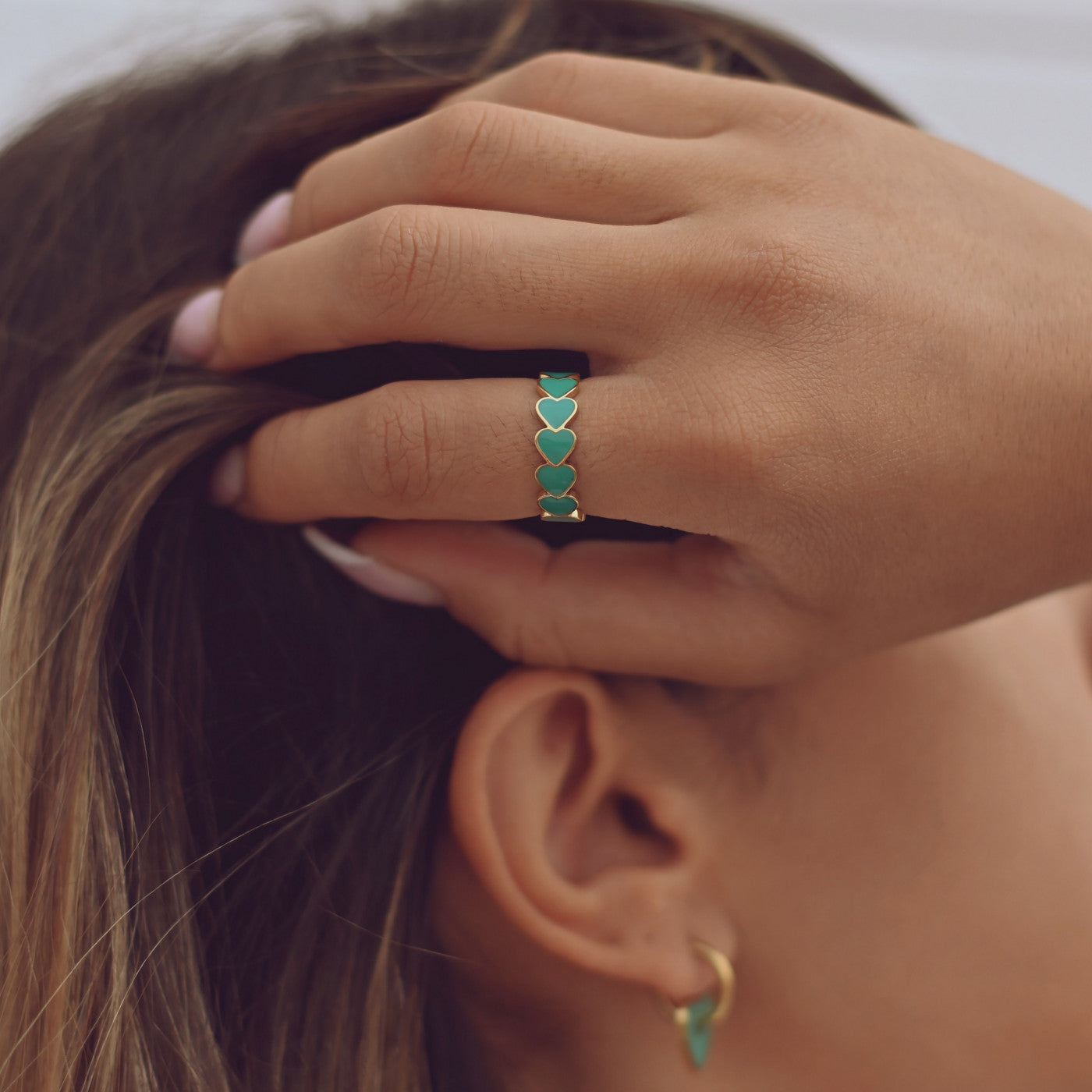 Bague réglable acier doré cœurs verts